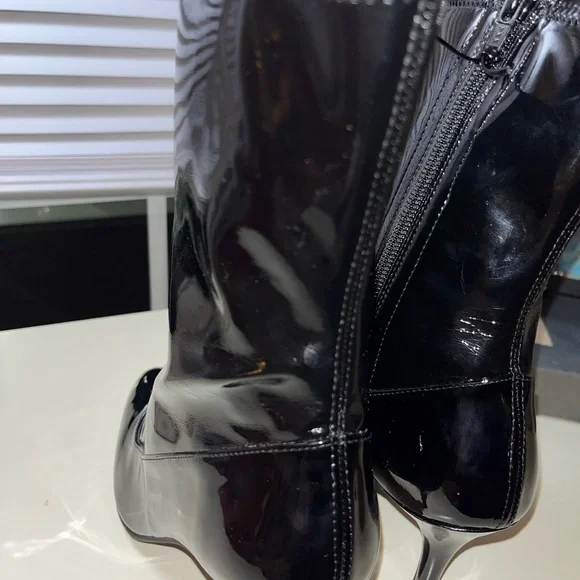 Stuart Weitzman Clingy Patent Leather Pointed Toe Booties!! - Picture 14 of 14